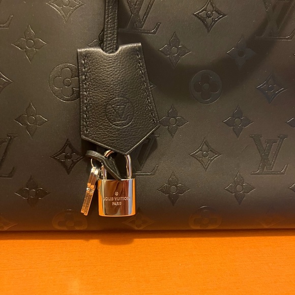 Authentic Louis Vuitton - Picture 9 of 16